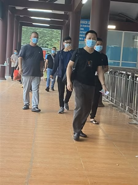 Khách du lịch được yêu cầu đeo khẩu trang, sát khuẩn phòng dịch Covid-19.