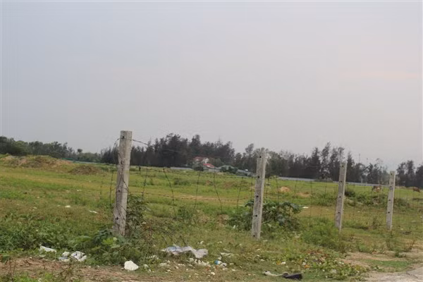 Hạng mục duy nhất được chủ đầu tư xây dựng trên dự án trăm tỷ là đóng cọc bê tông rào thép gai bao quanh khu đất.