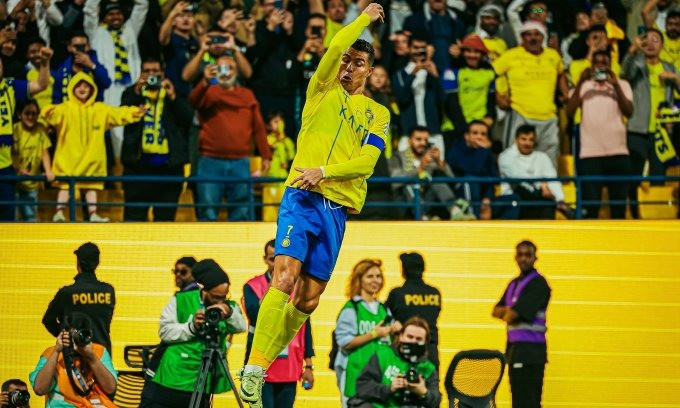 Ronaldo ăn mừng bàn mở tỷ số trong trận đội nhà Al Nassr thắng Al Fateh 2-1 tối 17/2. Ronaldo ăn mừng bàn mở tỷ số trong trận đội nhà Al Nassr thắng Al Fateh 2-1 tối 17/2.