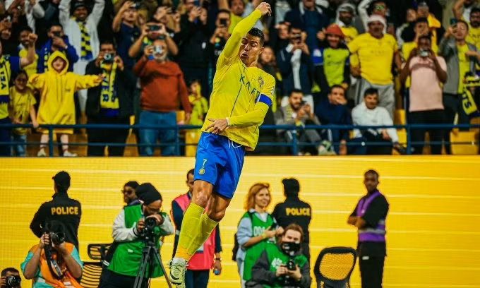 Ronaldo ăn mừng bàn mở tỷ số trong trận đội nhà Al Nassr thắng Al Fateh 2-1 tối 17/2.