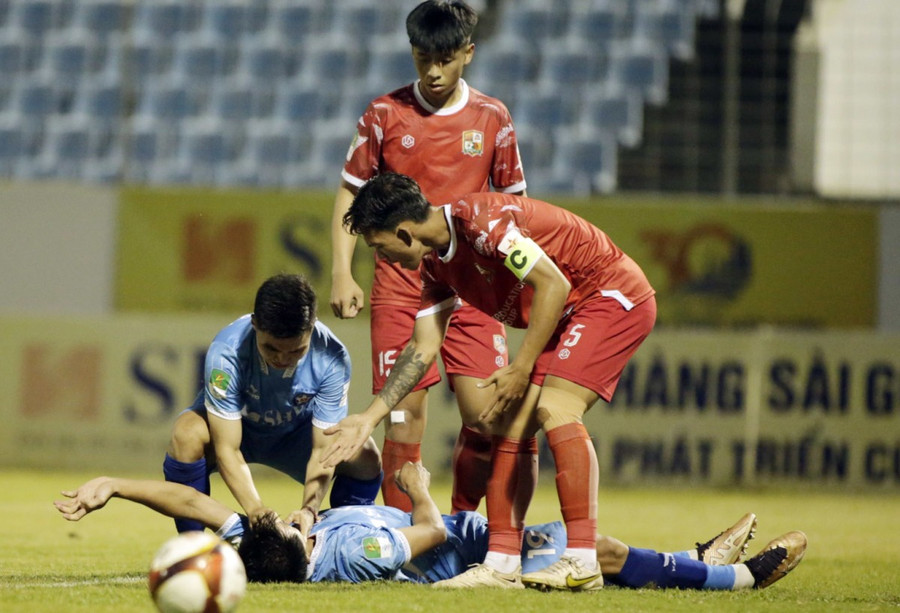 Phạm Văn Hữu đưa tay chèn vào miệng Minh Tuấn để cầu thủ này không bị cắn lưỡi.
