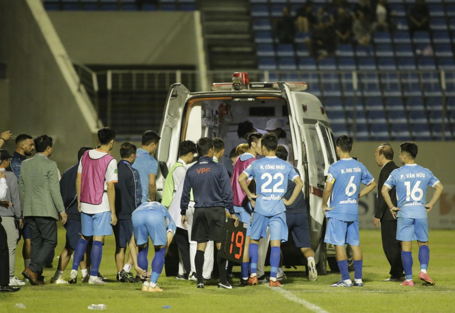 Hà Minh Tuấn được đưa lên xe tới bệnh viện cấp cứu.