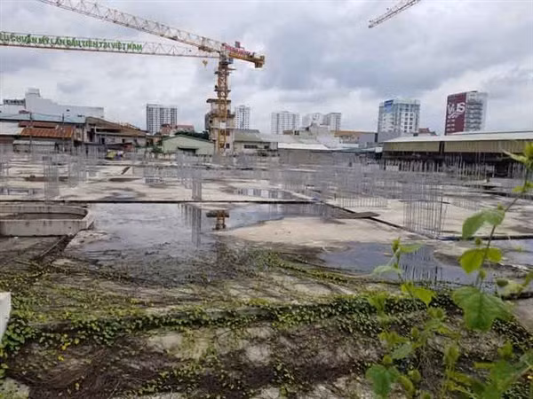 Dự án Diamond Lotus Lake View, quận Tân Phú đứng hình từ lâu vẫn chưa có dấu hiệu xây dựng lại.