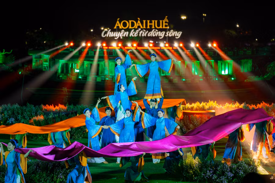 Lễ hội Áo dài Festival Huế 2023 với chủ đề 'Áo dài Huế - Chuyện chưa kể từ dòng sông'.