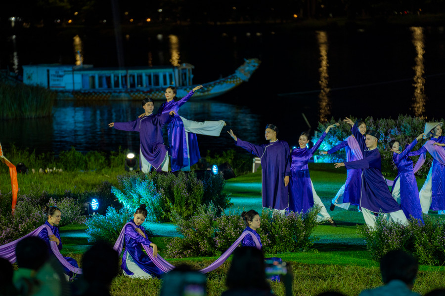 Trang phục áo dài tím nam, nữ được thiết kế bởi nhà thiết kế Quang Huy thể hiện qua ca khúc "Bâng khuâng tà áo tím". Trang phục áo dài tím nam, nữ được thiết kế bởi nhà thiết kế Quang Huy thể hiện qua ca khúc "Bâng khuâng tà áo tím".