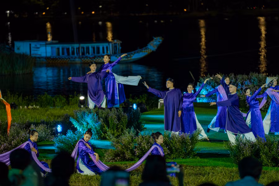 Trang phục áo dài tím nam, nữ được thiết kế bởi nhà thiết kế Quang Huy thể hiện qua ca khúc "Bâng khuâng tà áo tím".