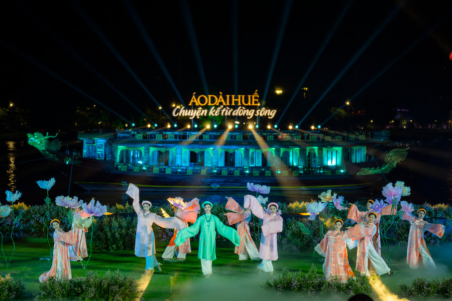 Tiết mục "Kim Long mơ mộng dáng huyền" với trang phục áo dài được thiết kế bởi nhà thiết kế Quang Hòa. Tiết mục "Kim Long mơ mộng dáng huyền" với trang phục áo dài được thiết kế bởi nhà thiết kế Quang Hòa.