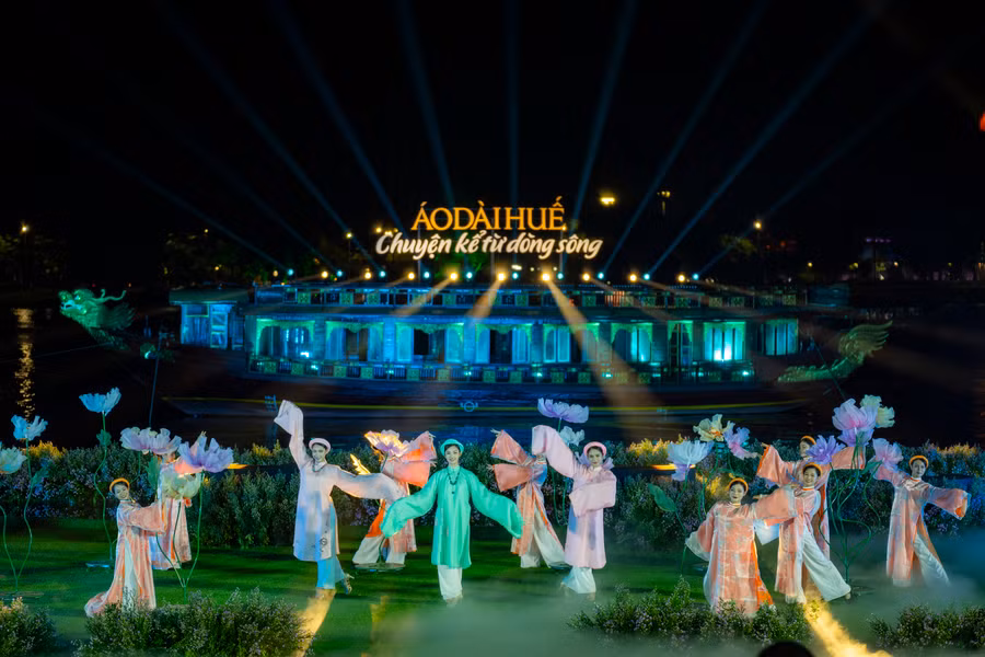 Tiết mục "Kim Long mơ mộng dáng huyền" với trang phục áo dài được thiết kế bởi nhà thiết kế Quang Hòa.