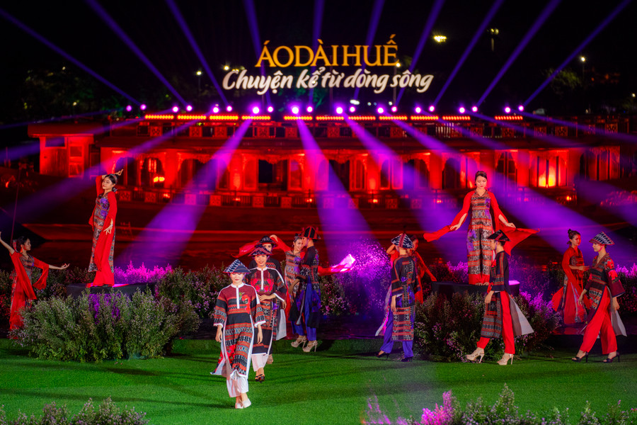 Tiết mục "Sắc rừng nghiêng nghiêng soi bóng" đặc sắc của chương trình. Tiết mục "Sắc rừng nghiêng nghiêng soi bóng" đặc sắc của chương trình.