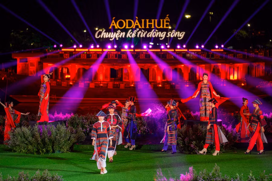 Tiết mục "Sắc rừng nghiêng nghiêng soi bóng" đặc sắc của chương trình.