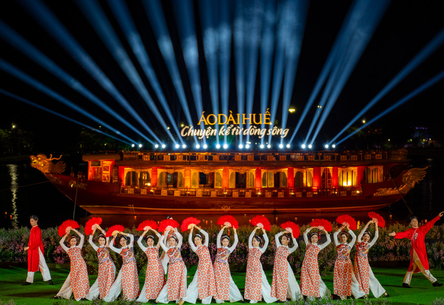 Sân khấu của chương trình được đặt cạnh ngay dòng sông Hương thơ mộng và trữ tình. Sân khấu của chương trình được đặt cạnh ngay dòng sông Hương thơ mộng và trữ tình.