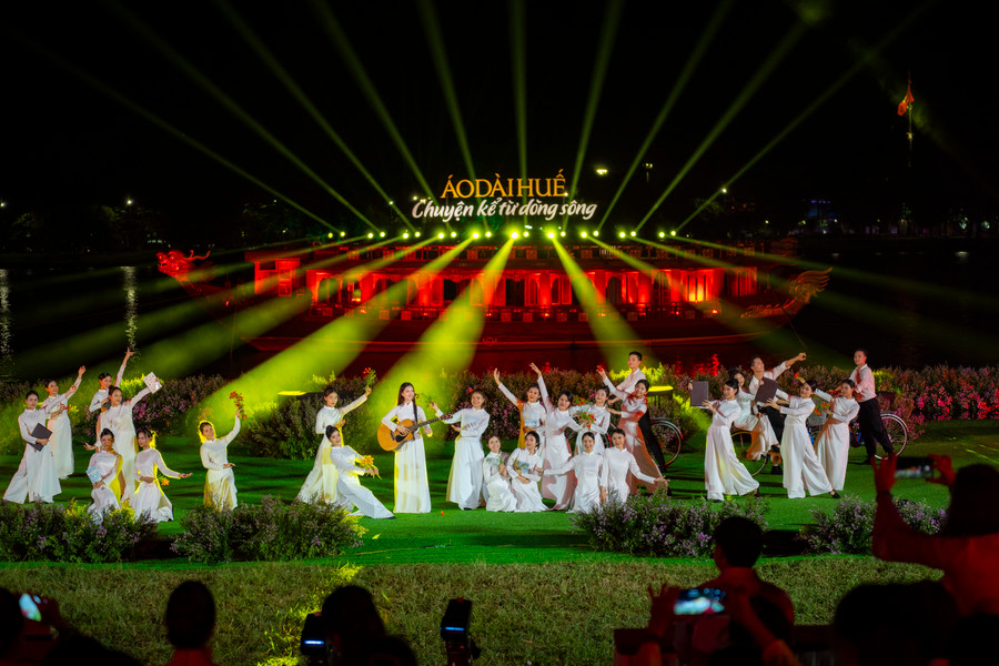 Hình ảnh tà áo dài trắng thướt tha của người phụ nữ Việt Nam được thể hiện qua tiết mục "Đường phượng bay" của Nhạc sĩ Trịnh Công sơn. Hình ảnh tà áo dài trắng thướt tha của người phụ nữ Việt Nam được thể hiện qua tiết mục "Đường phượng bay" của Nhạc sĩ Trịnh Công sơn.