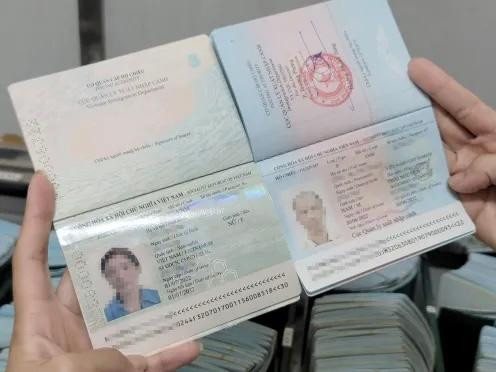 Mẫu hộ chiếu mới (trái) so với mẫu cũ. Ảnh: Hoàng Lam. Mẫu hộ chiếu mới (trái) so với mẫu cũ. Ảnh: Hoàng Lam.