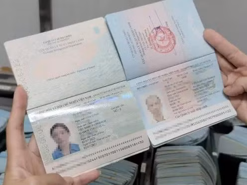 Mẫu hộ chiếu mới (trái) so với mẫu cũ. Ảnh: Hoàng Lam.