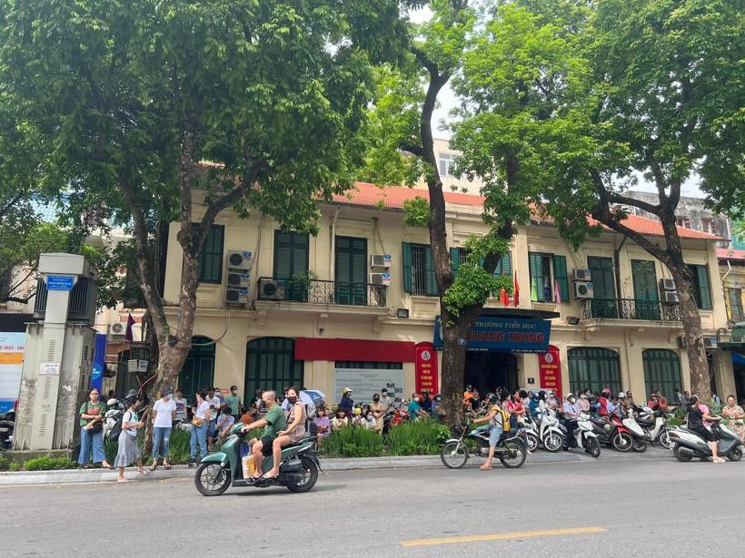 Con vào phòng thi, nhiều bậc phụ huynh vẫn nán lại không ngừng hướng mắt dõi theo.