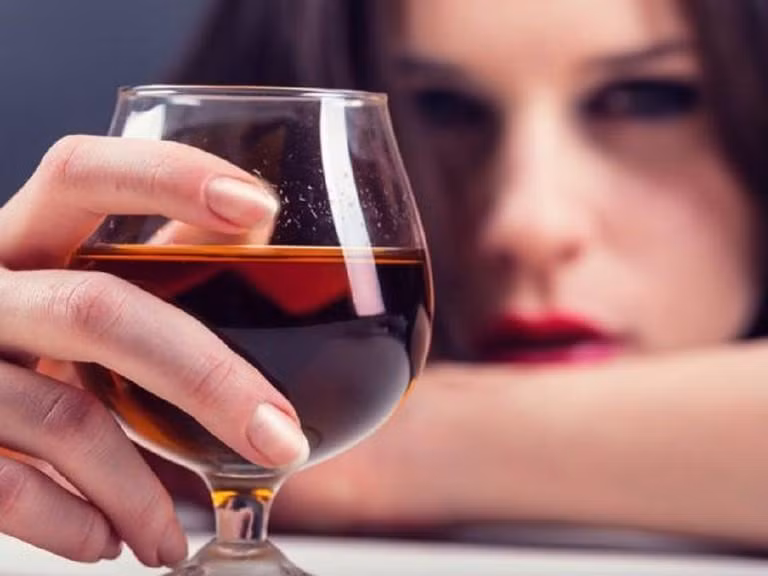 Nên hạn chế uống rượu trước khi đi ngủ. Ảnh minh họa.