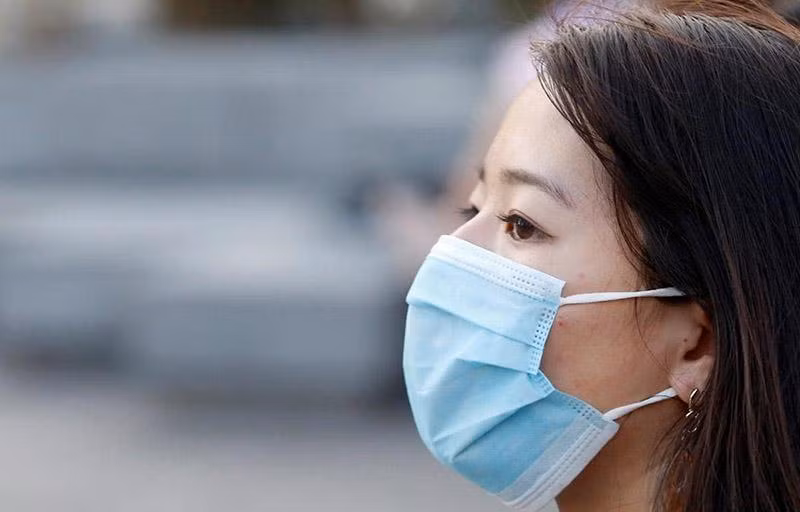 Chủ động tự cách ly khi cơ thể xuất hiện các triệu chứng phát ban cấp tính không rõ nguyên nhân kèm những triệu chứng nghi ngờ khác. Ảnh minh họa.