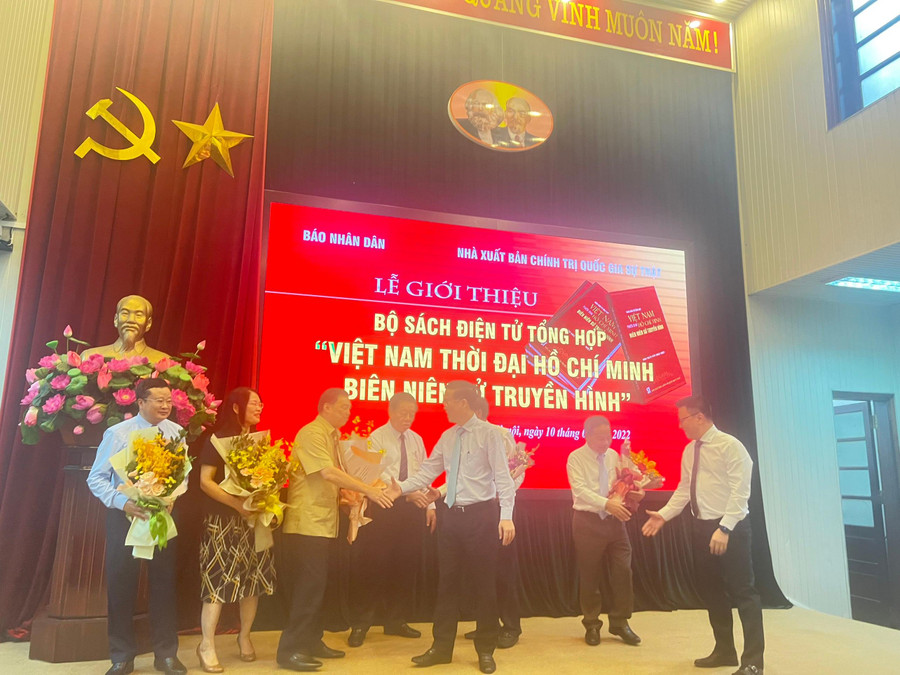 Tặng hoa cho đại diện Ban biên soạn bộ sách điện tử tổng hợp. Tặng hoa cho đại diện Ban biên soạn bộ sách điện tử tổng hợp.