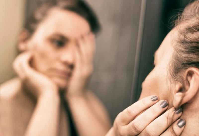 Người bệnh mặc cảm và chán nản về ngoại hình của mình. Người bệnh mặc cảm và chán nản về ngoại hình của mình.