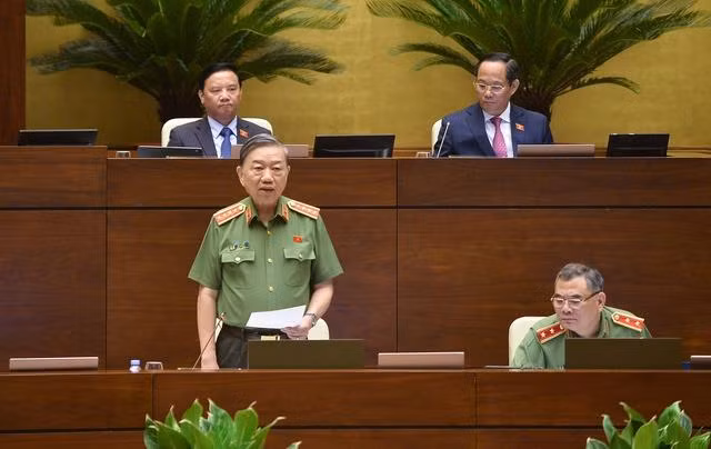 Bộ trưởng Bộ Công an trả lời chất vấn các ĐBQH. Ảnh: Quochoi.vn