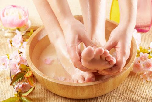 Rửa chân hàng ngày bằng nước ấm. Ảnh minh họa. Rửa chân hàng ngày bằng nước ấm. Ảnh minh họa.