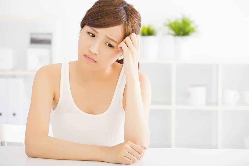 Phụ nữ nhận thấy những biến động về vòng kinh, máu kinh và thời gian hành kinh. Phụ nữ nhận thấy những biến động về vòng kinh, máu kinh và thời gian hành kinh.