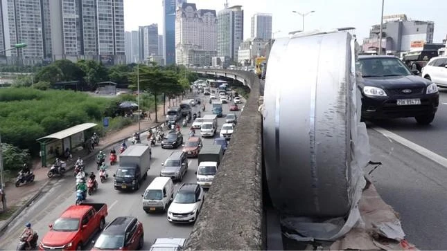 Một cuộn thép nằm sát lan can đường Vành đai 3 trên cao. Ảnh: Huy Mạnh.