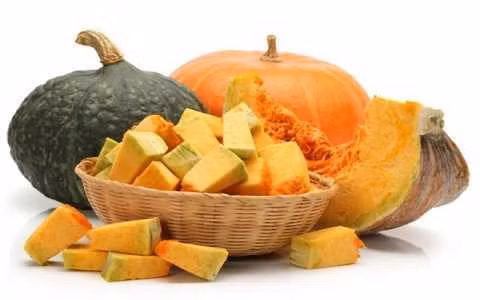 Bí đỏ đem tới rất nhiều lợi ích cho sức khỏe như ngăn ngừa loãng xương, tăng huyết áp,… bên cạnh đó, nếu biết sử dụng đúng cách, bí đỏ còn là trợ thủ đắc lực trong công cuộc tránh mụn.