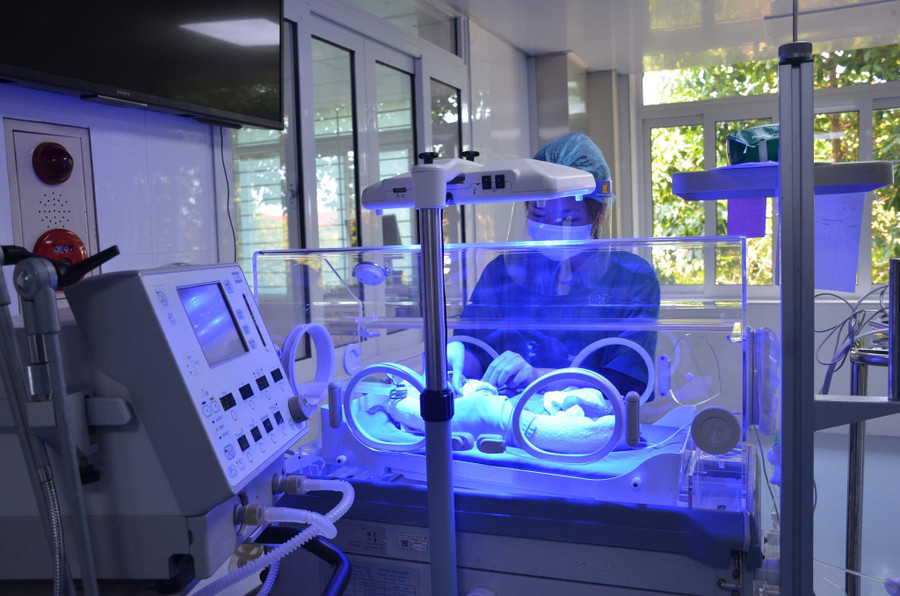 Chăm sóc bệnh nhi trong lồng ấp. Ảnh: BV. Chăm sóc bệnh nhi trong lồng ấp. Ảnh: BV.