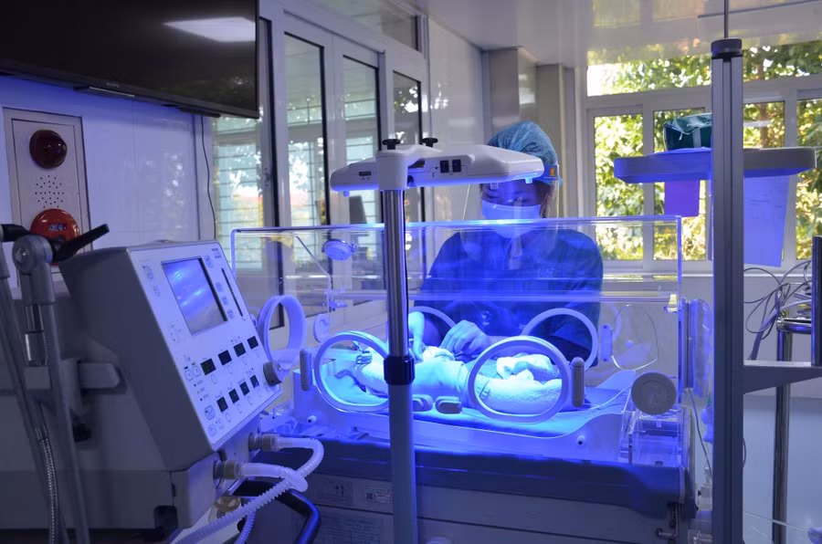 Chăm sóc bệnh nhi trong lồng ấp. Ảnh: BV.
