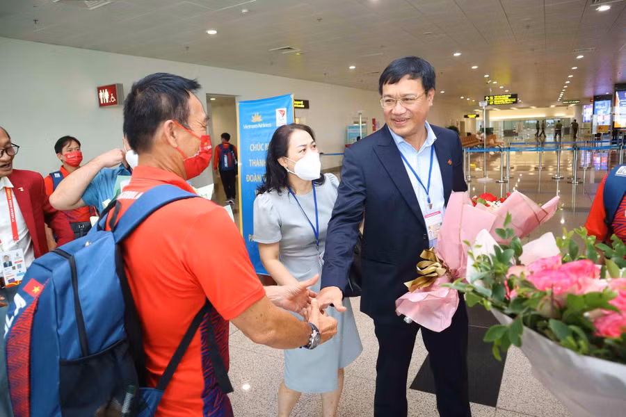 Tổng cục trưởng Tổng cục TDTT Đặng Hà Việt cùng các lãnh đạo Tổng cục TDTT đón đoàn tại sân bay. Ảnh: bvhttdl.gov.vn