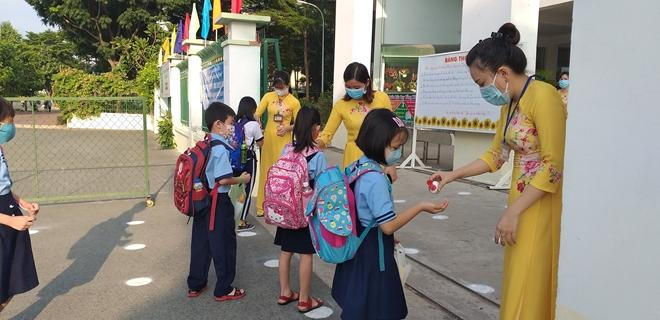 Trẻ được hướng dẫn sát khuẩn tại cổng trường học. Ảnh minh họa. Trẻ được hướng dẫn sát khuẩn tại cổng trường học. Ảnh minh họa.