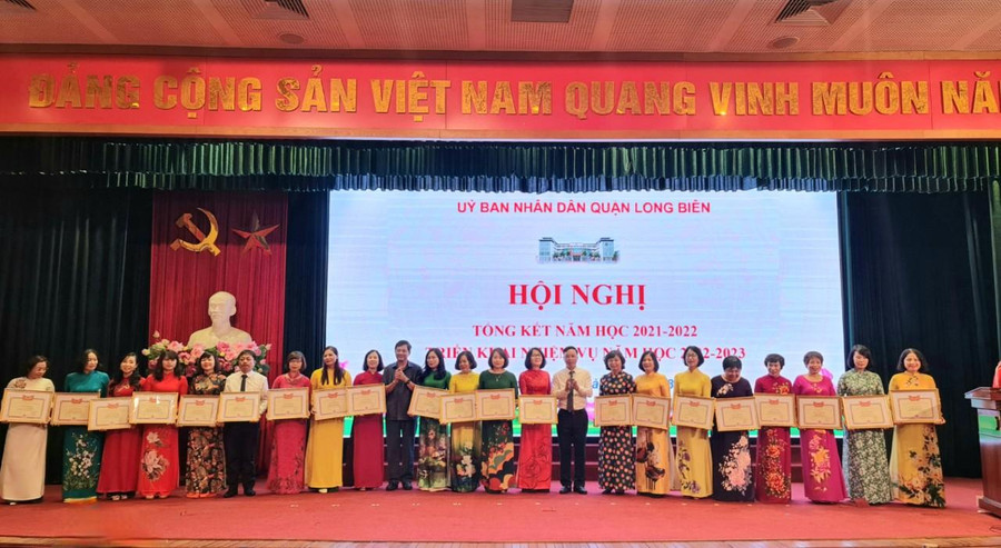 Phó Giám đốc Sở GD&ĐT Phạm Xuân Tiến và Chủ tịch UBND quận Long Biên Nguyễn Mạnh Hà khen thưởng cho các tập thể và cá nhân Ngành GD&ĐT quận. Phó Giám đốc Sở GD&ĐT Phạm Xuân Tiến và Chủ tịch UBND quận Long Biên Nguyễn Mạnh Hà khen thưởng cho các tập thể và cá nhân Ngành GD&ĐT quận.