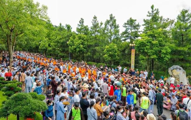 Có hơn 10.000 người tham gia Lễ Vu Lan tại chùa Ba Vàng hôm 10/7 âm lịch. Ảnh: Facebook Chùa Ba Vàng. Có hơn 10.000 người tham gia Lễ Vu Lan tại chùa Ba Vàng hôm 10/7 âm lịch. Ảnh: Facebook Chùa Ba Vàng.
