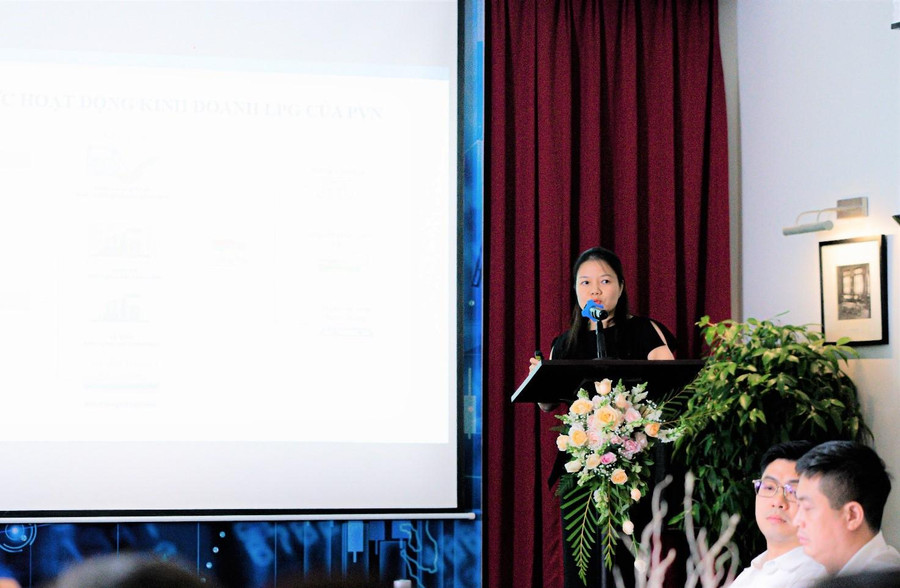 Ban Thương mại Dịch vụ Tập đoàn trình bày tham luận. Ban Thương mại Dịch vụ Tập đoàn trình bày tham luận.