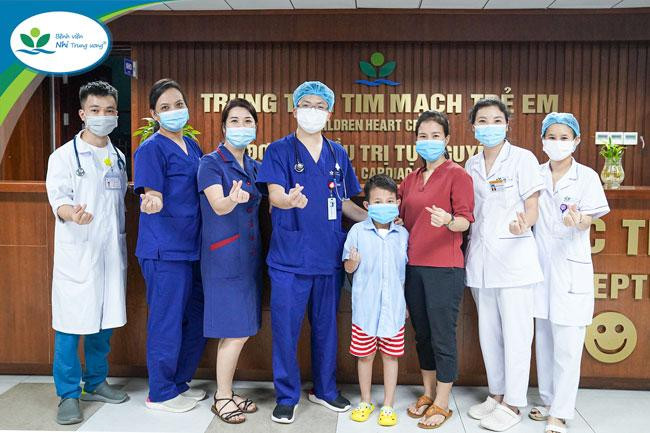 Hiện tại, sức khỏe của bé K.B đã dần ổn định và được xuất viện trong niềm vui của gia đình và toàn bộ nhân viên y tế Bệnh viện Nhi Trung ương. Ảnh: BV. Hiện tại, sức khỏe của bé K.B đã dần ổn định và được xuất viện trong niềm vui của gia đình và toàn bộ nhân viên y tế Bệnh viện Nhi Trung ương. Ảnh: BV.