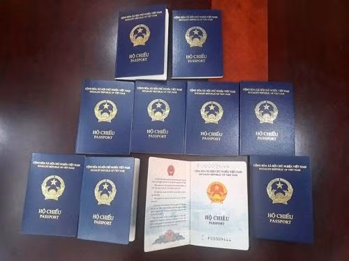 Hộ chiếu Việt Nam theo mẫu mới có màu xanh tím than. Ảnh: NLĐ.