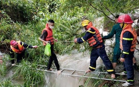 Cứu hộ người mắc kẹt ở khu vực suối. Ảnh: Công an Quảng Nam.