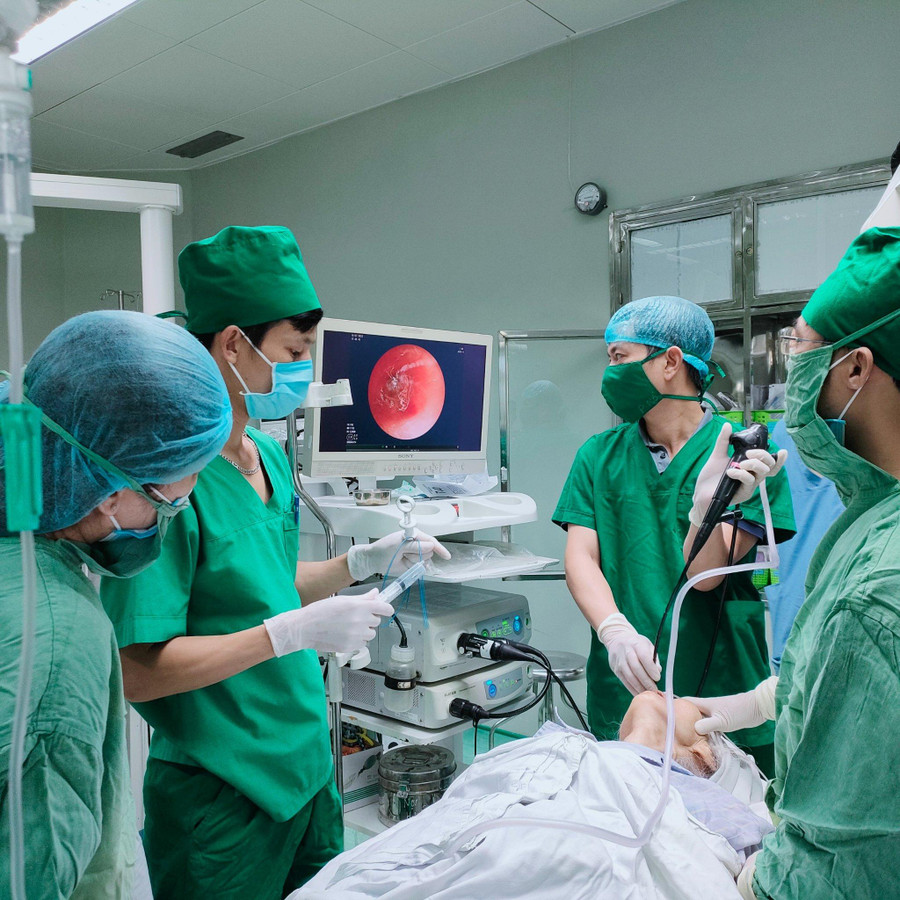 Các bác sĩ tiến hành nội soi gắp dị vật. Ảnh: BV.