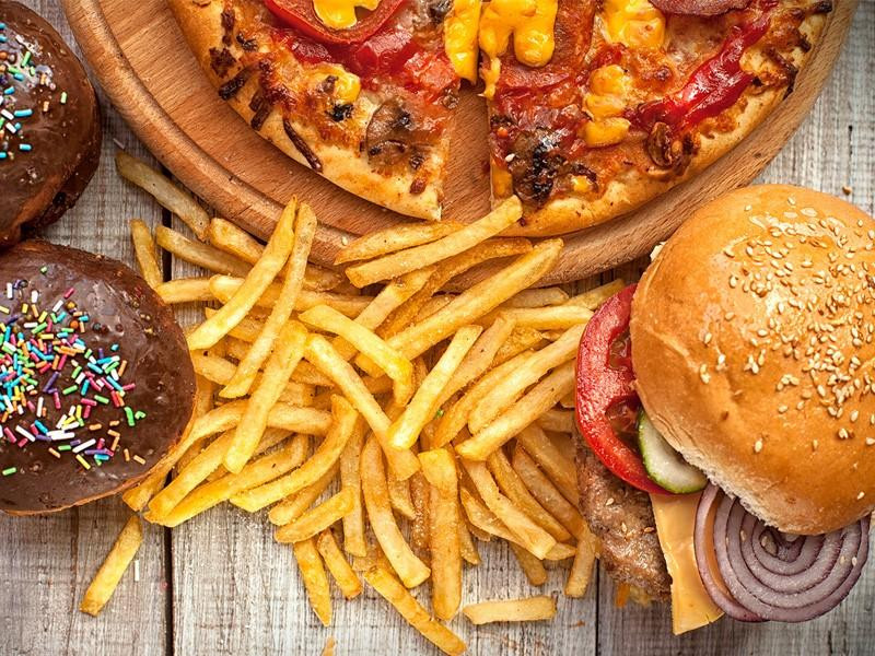 Những người đang có vấn đề về mụn nên hạn chế nạp vào quá nhiều những loại thực phẩm đồ ăn nhanh.