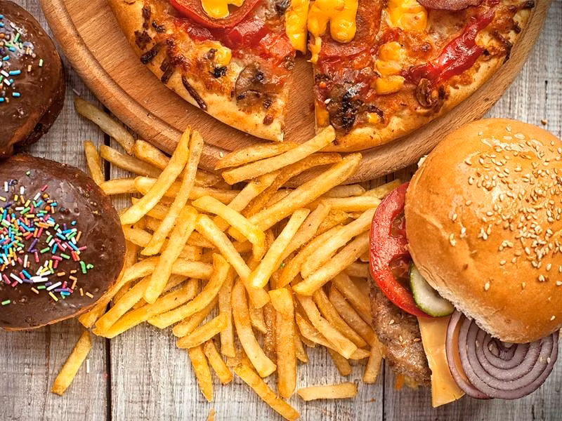 Những người đang có vấn đề về mụn nên hạn chế nạp vào quá nhiều những loại thực phẩm đồ ăn nhanh.