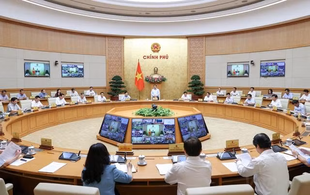 Thủ tướng Phạm Minh Chính chủ trì phiên họp Chính phủ thường kỳ tháng 7/2022, kết nối trực tuyến tới các địa phương. Ảnh VGP.