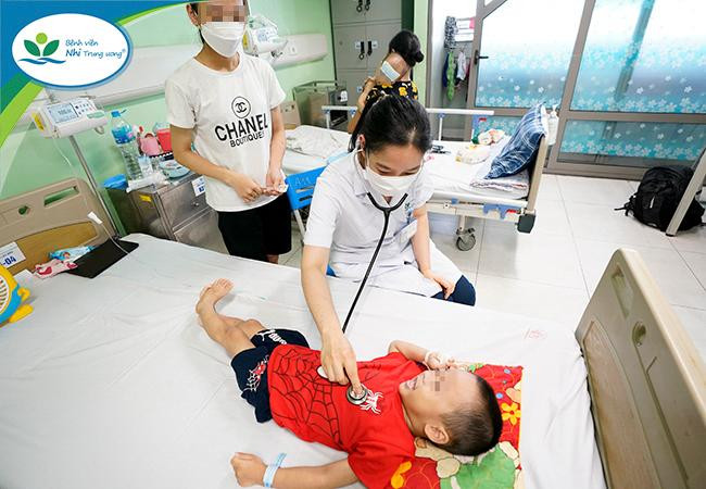 ThS.BS Nguyễn Thị Ngọc đang thăm khám cho bệnh nhi ngộ độc vitamin D. Nguồn: BV.