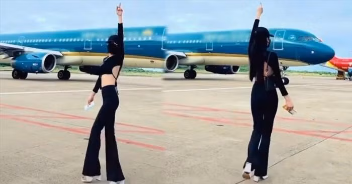 Hình ảnh nữ hành khách tạo dáng ở sân đỗ máy bay Phú Quốc.