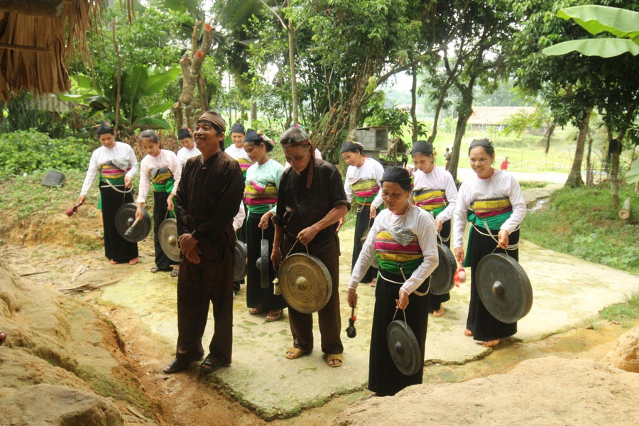 Hình ảnh hát "Sắc bùa" của người Mường tại huyện Ngọc Lặc, Thanh Hóa. Ảnh minh họa. Hình ảnh hát "Sắc bùa" của người Mường tại huyện Ngọc Lặc, Thanh Hóa. Ảnh minh họa.