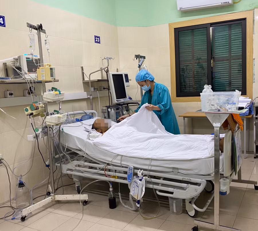 Nhân viên y tế chăm sóc, theo dõi sức khoẻ của bệnh nhân sau ghép tim. Ảnh: Thái Bình.