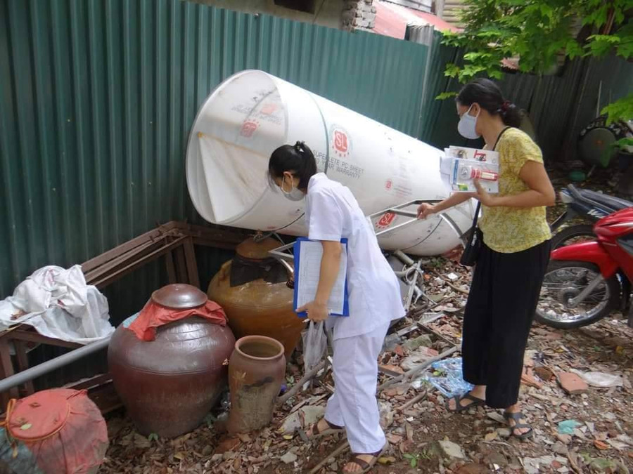 Người dân cần lật úp các dụng cụ chứa nước, thả cá... để diệt bọ gậy. Ảnh: Thiện Tâm. Người dân cần lật úp các dụng cụ chứa nước, thả cá... để diệt bọ gậy. Ảnh: Thiện Tâm.