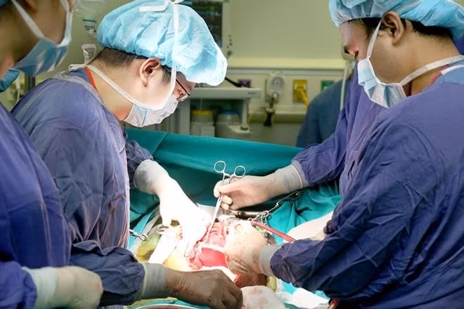 Một ca ghép tạng được các y bác sỹ tiến hành. Ảnh: Trần Hằng.