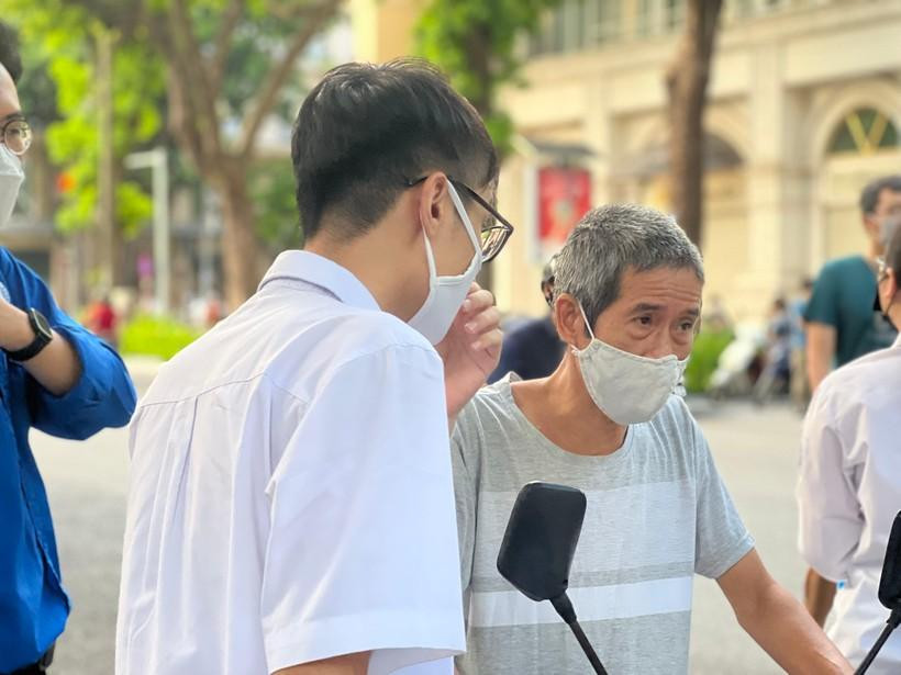 Phụ huynh động viên con trước giờ thi.