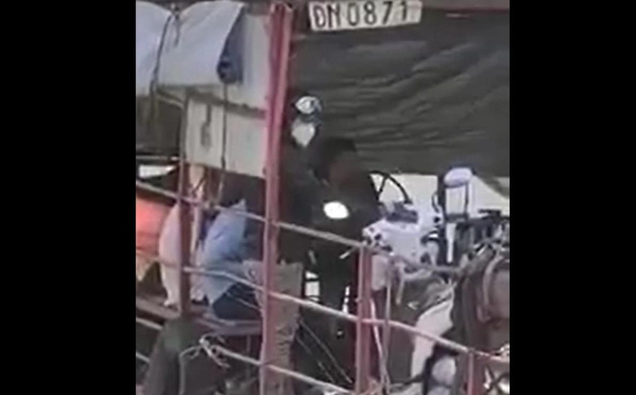 Hình ảnh bé trai điều khiển phà chở khách trên sông Đồng Nai. Ảnh cắt từ clip.